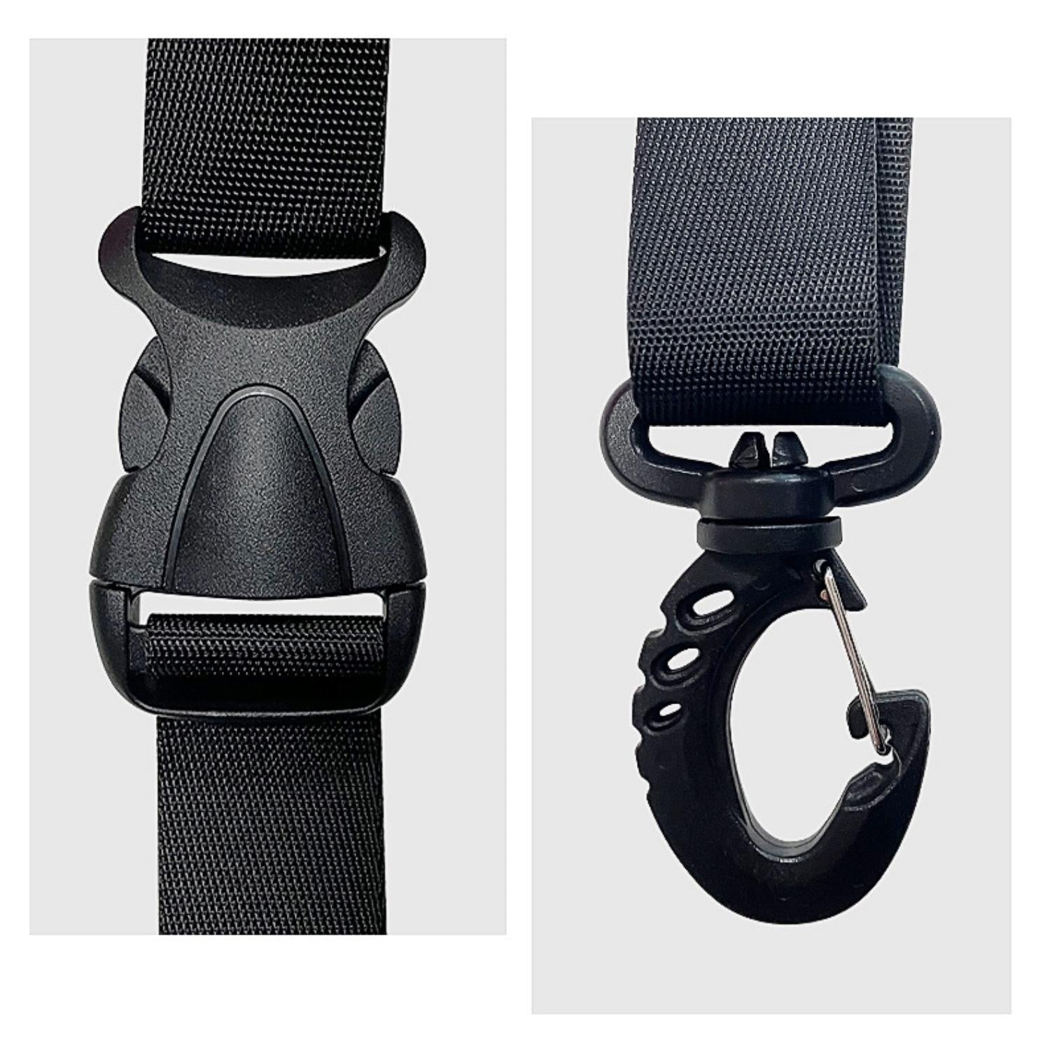 Close up van verstelbare gesp en karabijnhaak voor hondenautostoel